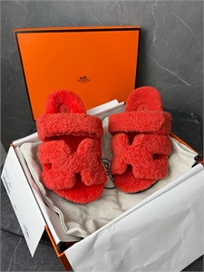 {{productViewItem.photos[photoViewList.activeNavIndex].Alt || productViewItem.photos[photoViewList.activeNavIndex].Description || 'Тапочки HERMES'}}