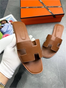 {{productViewItem.photos[photoViewList.activeNavIndex].Alt || productViewItem.photos[photoViewList.activeNavIndex].Description || 'Тапочки HERMES'}}