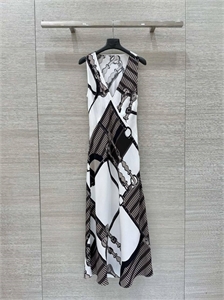 {{productViewItem.photos[photoViewList.activeNavIndex].Alt || productViewItem.photos[photoViewList.activeNavIndex].Description || 'Платье Hermes Шелк'}}