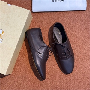 {{productViewItem.photos[photoViewList.activeNavIndex].Alt || productViewItem.photos[photoViewList.activeNavIndex].Description || 'Туфли THE ROW'}}