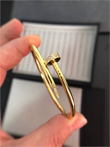 {{productViewItem.photos[photoViewList.activeNavIndex].Alt || productViewItem.photos[photoViewList.activeNavIndex].Description || 'Браслет Cartier'}}