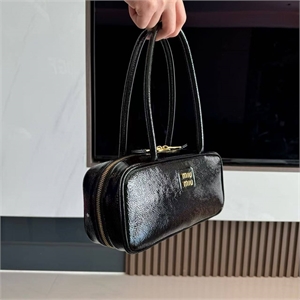 {{productViewItem.photos[photoViewList.activeNavIndex].Alt || productViewItem.photos[photoViewList.activeNavIndex].Description || 'Сумка MIU MIU'}}