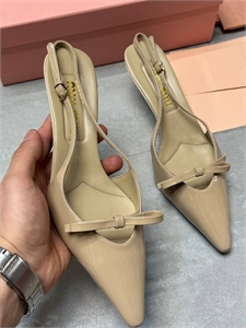 {{productViewItem.photos[photoViewList.activeNavIndex].Alt || productViewItem.photos[photoViewList.activeNavIndex].Description || 'Туфли MIU MIU'}}