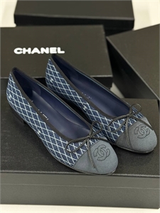 {{productViewItem.photos[photoViewList.activeNavIndex].Alt || productViewItem.photos[photoViewList.activeNavIndex].Description || 'Балетки CHANEL'}}