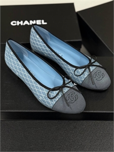 {{productViewItem.photos[photoViewList.activeNavIndex].Alt || productViewItem.photos[photoViewList.activeNavIndex].Description || 'Балетки CHANEL'}}