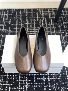 {{productViewItem.photos[photoViewList.activeNavIndex].Alt || productViewItem.photos[photoViewList.activeNavIndex].Description || 'Балетки THE ROW'}}