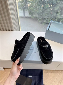 {{productViewItem.photos[photoViewList.activeNavIndex].Alt || productViewItem.photos[photoViewList.activeNavIndex].Description || 'Мюли PRADA'}}