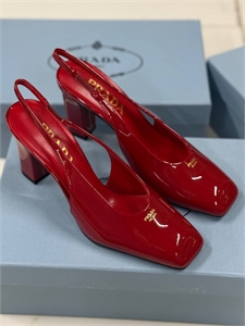 {{productViewItem.photos[photoViewList.activeNavIndex].Alt || productViewItem.photos[photoViewList.activeNavIndex].Description || 'Туфли PRADA'}}
