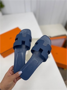 {{productViewItem.photos[photoViewList.activeNavIndex].Alt || productViewItem.photos[photoViewList.activeNavIndex].Description || 'Тапочки HERMES'}}
