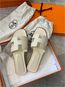 {{productViewItem.photos[photoViewList.activeNavIndex].Alt || productViewItem.photos[photoViewList.activeNavIndex].Description || 'Тапочки HERMES'}}