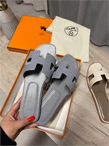 {{productViewItem.photos[photoViewList.activeNavIndex].Alt || productViewItem.photos[photoViewList.activeNavIndex].Description || 'Тапочки HERMES'}}