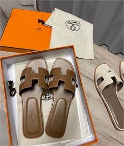 {{productViewItem.photos[photoViewList.activeNavIndex].Alt || productViewItem.photos[photoViewList.activeNavIndex].Description || 'Тапочки HERMES'}}