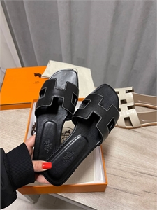 {{productViewItem.photos[photoViewList.activeNavIndex].Alt || productViewItem.photos[photoViewList.activeNavIndex].Description || 'Тапочки HERMES'}}