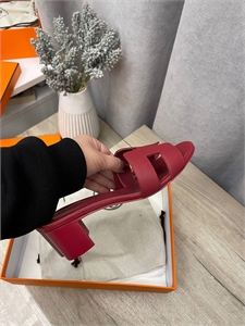 {{productViewItem.photos[photoViewList.activeNavIndex].Alt || productViewItem.photos[photoViewList.activeNavIndex].Description || 'Тапочки HERMES'}}