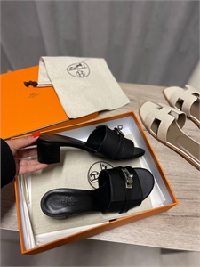 {{productViewItem.photos[photoViewList.activeNavIndex].Alt || productViewItem.photos[photoViewList.activeNavIndex].Description || 'Тапочки HERMES'}}