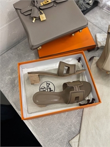 {{productViewItem.photos[photoViewList.activeNavIndex].Alt || productViewItem.photos[photoViewList.activeNavIndex].Description || 'Тапочки HERMES'}}