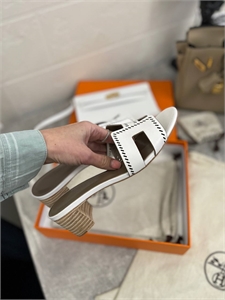 {{productViewItem.photos[photoViewList.activeNavIndex].Alt || productViewItem.photos[photoViewList.activeNavIndex].Description || 'Тапочки HERMES'}}