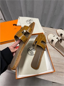 {{productViewItem.photos[photoViewList.activeNavIndex].Alt || productViewItem.photos[photoViewList.activeNavIndex].Description || 'Тапочки HERMES'}}