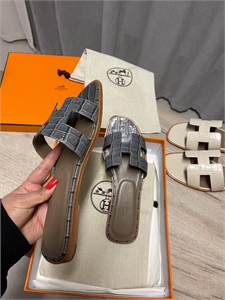 {{productViewItem.photos[photoViewList.activeNavIndex].Alt || productViewItem.photos[photoViewList.activeNavIndex].Description || 'Тапочки HERMES'}}
