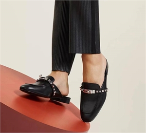 {{productViewItem.photos[photoViewList.activeNavIndex].Alt || productViewItem.photos[photoViewList.activeNavIndex].Description || 'Мюли HERMES'}}
