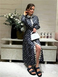 {{productViewItem.photos[photoViewList.activeNavIndex].Alt || productViewItem.photos[photoViewList.activeNavIndex].Description || 'Платье - Халат LOUIS VUITTON'}}