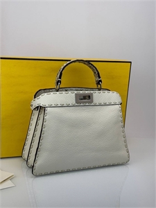 {{productViewItem.photos[photoViewList.activeNavIndex].Alt || productViewItem.photos[photoViewList.activeNavIndex].Description || 'Сумка FENDI'}}