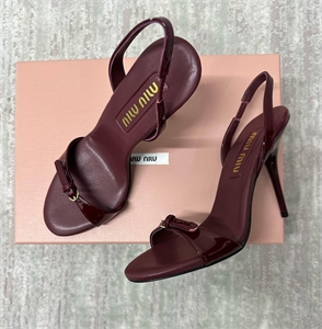 {{productViewItem.photos[photoViewList.activeNavIndex].Alt || productViewItem.photos[photoViewList.activeNavIndex].Description || 'Босоножки MIU MIU'}}