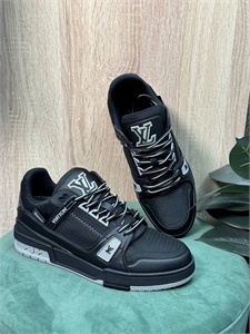 {{productViewItem.photos[photoViewList.activeNavIndex].Alt || productViewItem.photos[photoViewList.activeNavIndex].Description || 'Кроссовки LV'}}