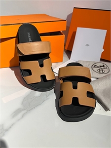 {{productViewItem.photos[photoViewList.activeNavIndex].Alt || productViewItem.photos[photoViewList.activeNavIndex].Description || 'Тапочки HERMES'}}