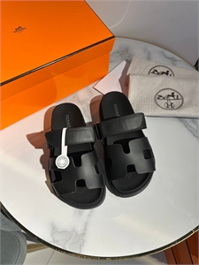 {{productViewItem.photos[photoViewList.activeNavIndex].Alt || productViewItem.photos[photoViewList.activeNavIndex].Description || 'Тапочки HERMES'}}