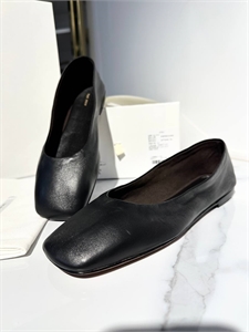 {{productViewItem.photos[photoViewList.activeNavIndex].Alt || productViewItem.photos[photoViewList.activeNavIndex].Description || 'Балетки THE ROW'}}