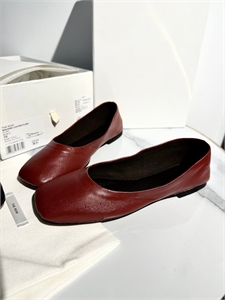 {{productViewItem.photos[photoViewList.activeNavIndex].Alt || productViewItem.photos[photoViewList.activeNavIndex].Description || 'Балетки THE ROW'}}