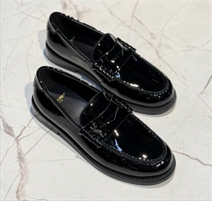 {{productViewItem.photos[photoViewList.activeNavIndex].Alt || productViewItem.photos[photoViewList.activeNavIndex].Description || 'Лоферы YSL'}}