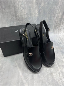 {{productViewItem.photos[photoViewList.activeNavIndex].Alt || productViewItem.photos[photoViewList.activeNavIndex].Description || 'Лоферы CHANEL'}}