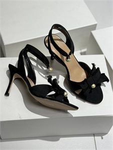 {{productViewItem.photos[photoViewList.activeNavIndex].Alt || productViewItem.photos[photoViewList.activeNavIndex].Description || 'Туфли DIOR'}}