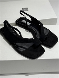 {{productViewItem.photos[photoViewList.activeNavIndex].Alt || productViewItem.photos[photoViewList.activeNavIndex].Description || 'Босоножки TOTEME'}}