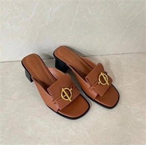 {{productViewItem.photos[photoViewList.activeNavIndex].Alt || productViewItem.photos[photoViewList.activeNavIndex].Description || 'Тапочки HERMES'}}
