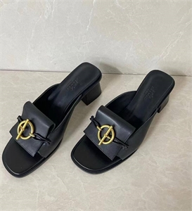 {{productViewItem.photos[photoViewList.activeNavIndex].Alt || productViewItem.photos[photoViewList.activeNavIndex].Description || 'Тапочки HERMES'}}