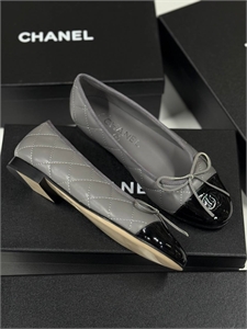 {{productViewItem.photos[photoViewList.activeNavIndex].Alt || productViewItem.photos[photoViewList.activeNavIndex].Description || 'Балетки CHANEL'}}