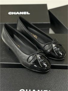 {{productViewItem.photos[photoViewList.activeNavIndex].Alt || productViewItem.photos[photoViewList.activeNavIndex].Description || 'Балетки CHANEL'}}
