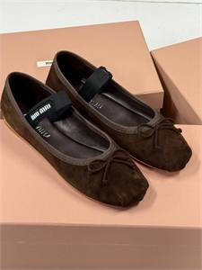 {{productViewItem.photos[photoViewList.activeNavIndex].Alt || productViewItem.photos[photoViewList.activeNavIndex].Description || 'Балетки MIU MIU'}}
