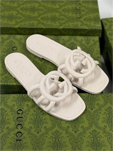 {{productViewItem.photos[photoViewList.activeNavIndex].Alt || productViewItem.photos[photoViewList.activeNavIndex].Description || 'Шлепанцы GUCCI'}}