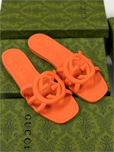 {{productViewItem.photos[photoViewList.activeNavIndex].Alt || productViewItem.photos[photoViewList.activeNavIndex].Description || 'Шлепанцы GUCCI'}}