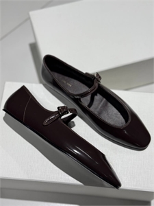 {{productViewItem.photos[photoViewList.activeNavIndex].Alt || productViewItem.photos[photoViewList.activeNavIndex].Description || 'Балетки THE ROW'}}