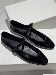 {{productViewItem.photos[photoViewList.activeNavIndex].Alt || productViewItem.photos[photoViewList.activeNavIndex].Description || 'Балетки THE ROW'}}