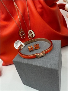 {{productViewItem.photos[photoViewList.activeNavIndex].Alt || productViewItem.photos[photoViewList.activeNavIndex].Description || 'Браслет Hermes'}}