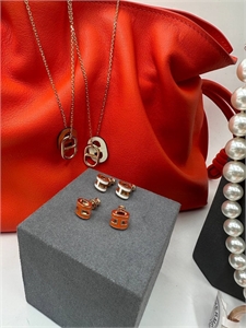 {{productViewItem.photos[photoViewList.activeNavIndex].Alt || productViewItem.photos[photoViewList.activeNavIndex].Description || 'Кулон Hermes'}}