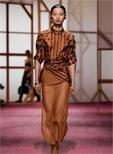 {{productViewItem.photos[photoViewList.activeNavIndex].Alt || productViewItem.photos[photoViewList.activeNavIndex].Description || 'Рубашка HERMES'}}