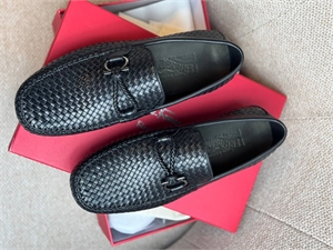 {{productViewItem.photos[photoViewList.activeNavIndex].Alt || productViewItem.photos[photoViewList.activeNavIndex].Description || 'Мокасины FERRAGAMO'}}