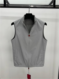 {{productViewItem.photos[photoViewList.activeNavIndex].Alt || productViewItem.photos[photoViewList.activeNavIndex].Description || 'Жилет двухсторонний KITON'}}
